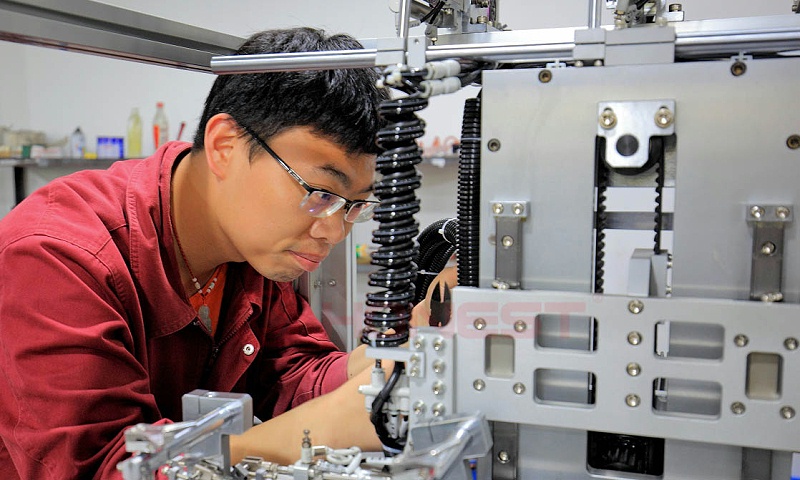 機械工程師在維護(hù)電機組裝線