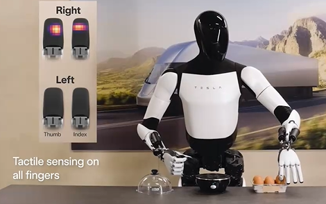 人形機器人拿雞蛋畫面