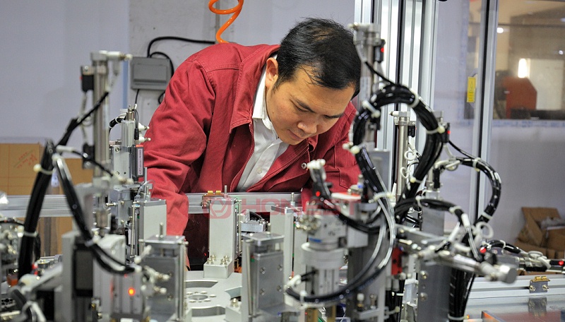 工程師調(diào)試設(shè)備