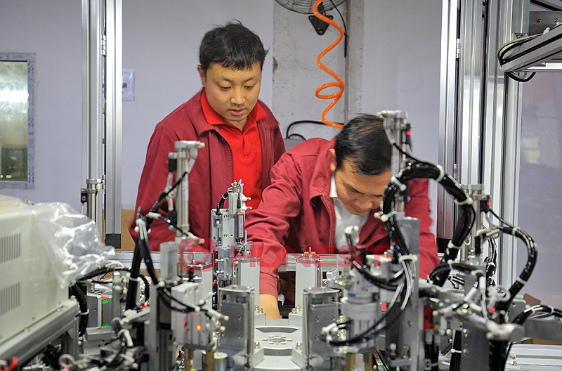 技術(shù)工程師調(diào)試設(shè)備